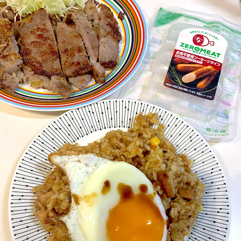 夜ご飯😉カレーピラフにゼロミートソーセージを入れて、コストコのポークスカロッピーネ|とまこ(*^o^*)さん