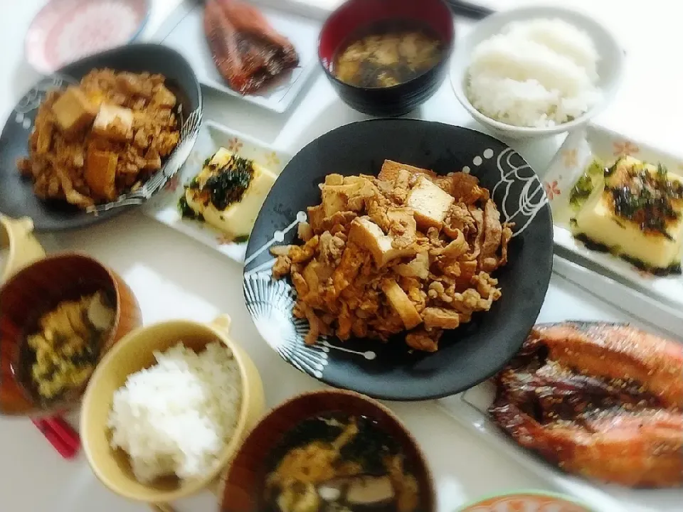 夕食(*^^*)
豚肉と厚揚げと卵の甘味噌炒め
ほっけのみりん焼き
玉子豆腐
しいたけと卵の中華スープ|プリン☆さん