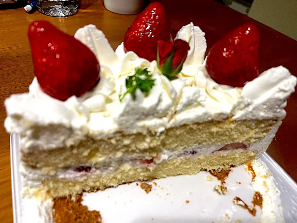 今日誕生日の人のケーキですが昨日半分食べちゃった残りをまた今日に #夜おやつ  いちごケーキ(半分) #ウチヤマ #kiryu|ms903さん