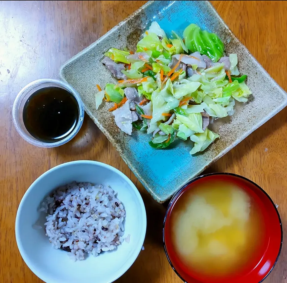 Snapdishの料理写真:2022 0218　豚バラと白菜の塩レモン蒸し　もずく　豆腐とわかめのお味噌汁|いもこ。さん