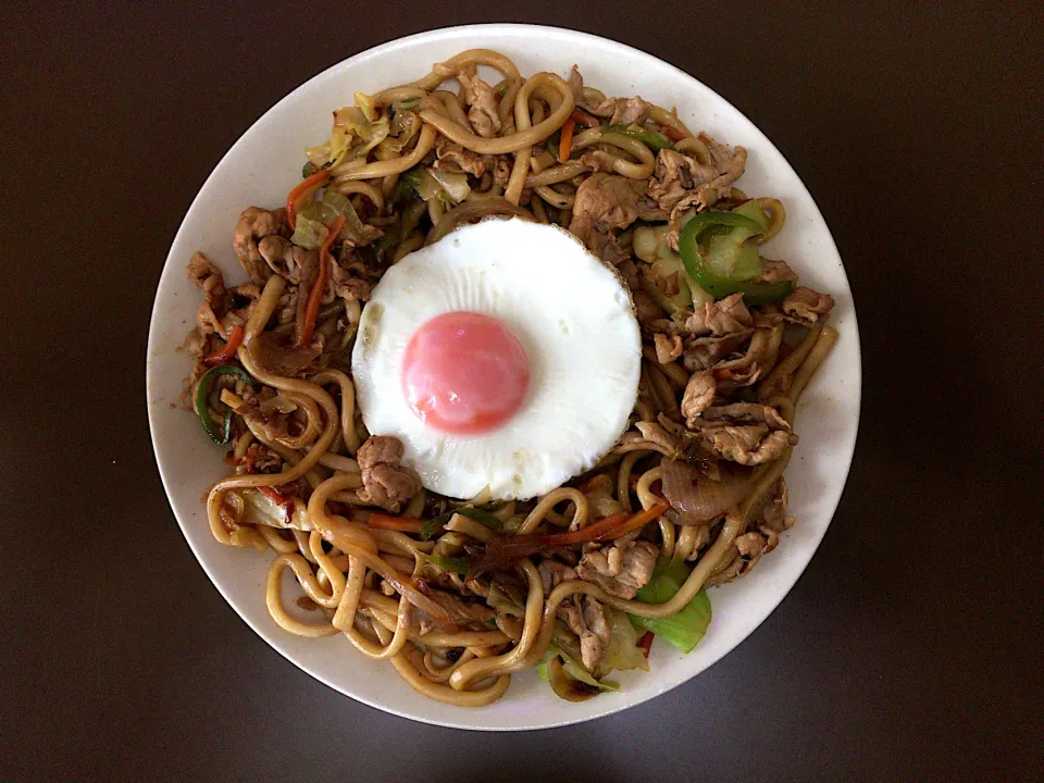 焼きうどん(目玉焼き入)|ばーさんさん