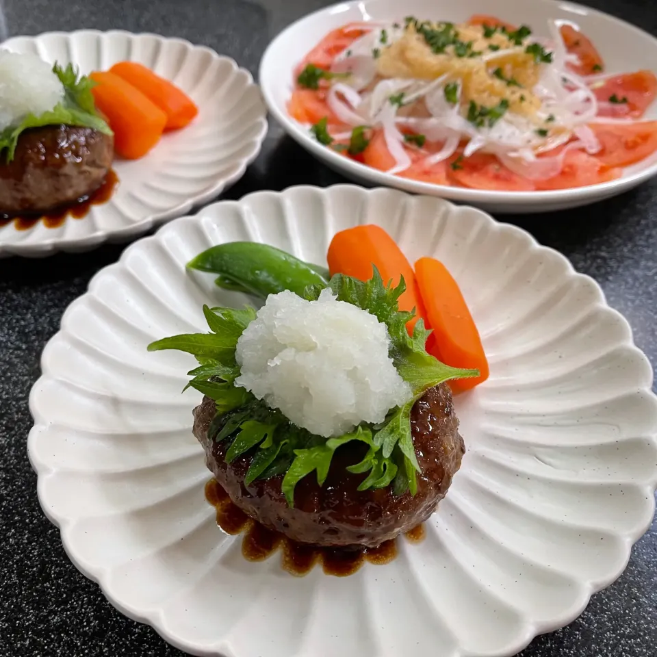 和風ハンバーグとトマトと新玉ねぎのサラダ🥗|あゆみさん