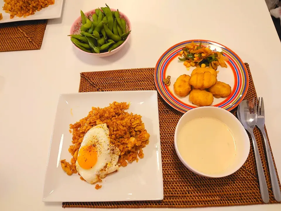 今日の夕食　スパイシーピラフ、ピーマンのケチャップ炒め、ナゲット、ミルクコンソメスープ、枝豆|pinknari🐰🌈さん