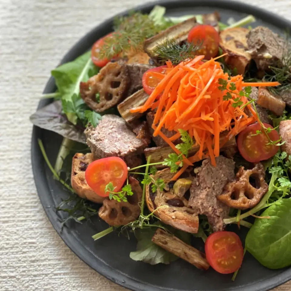 パテ・ド・カンパーニュのごちそうサラダ✨🥗🥩✨|ゆきぽん@ゆきの家飲み料理さん