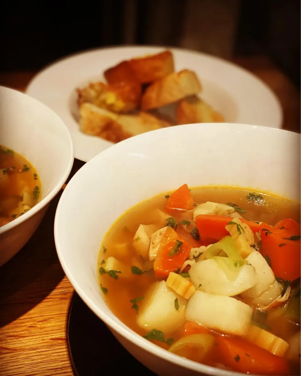 Ultimate Winter Warmer 
Chicken Consommé Pasta soup 
With fresh Chicken , Leeks ,Potatoes, Carrots, fresh Coriander served with Garlic butter Cheese Bread 🥖 
D|Emanuel Hayashiさん