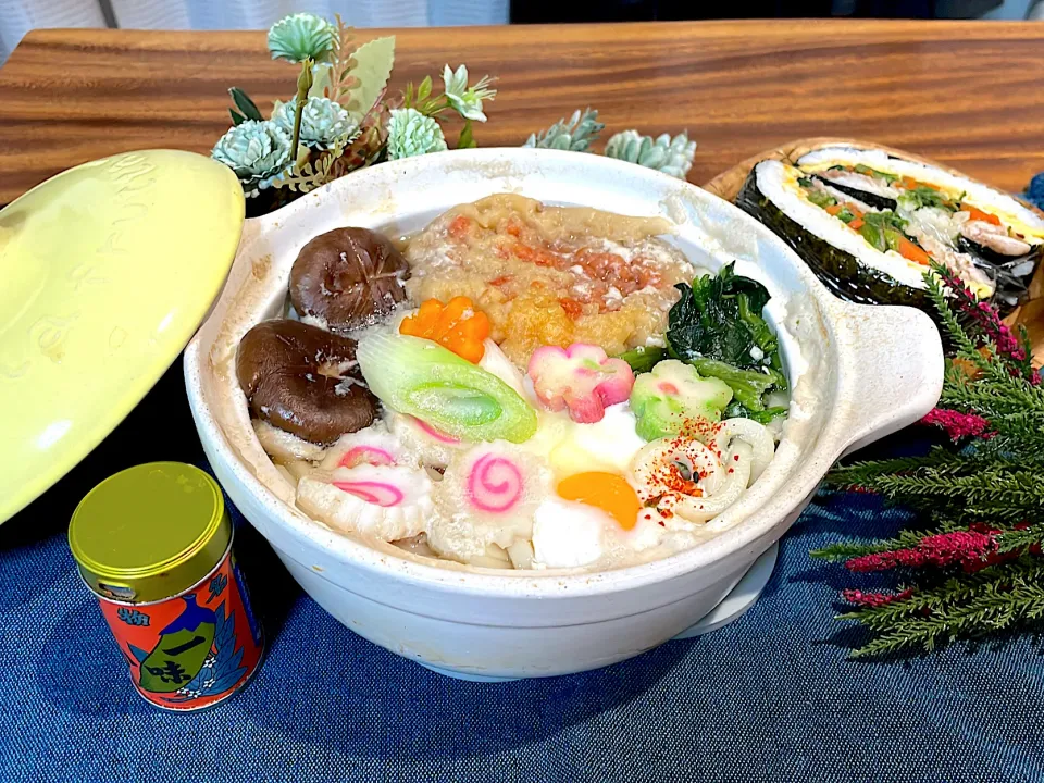 ღ熱々鍋焼きうどん・おにぎらず✨お一人おうちご飯✿︎˘︶˘✿︎ ).｡.:* ♬︎*゜|🌼はなちゃん🌼さん