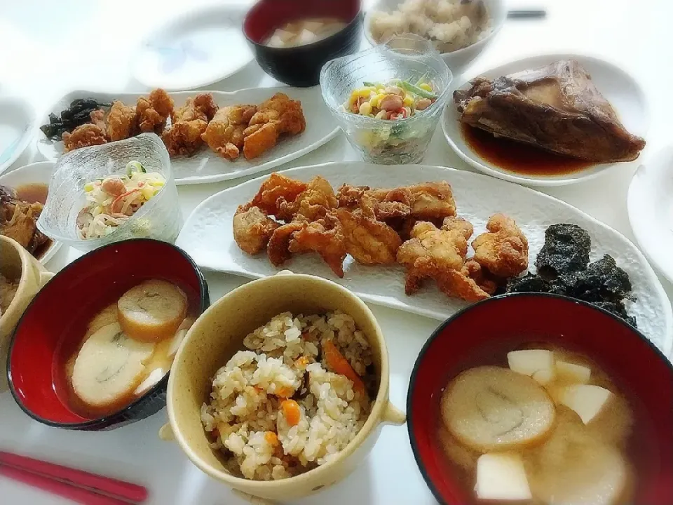 夕食(*^^*)
炊き込み御飯
鶏唐揚げ&海苔唐揚げ
ブリかま煮
春雨サラダ
お味噌汁(渦巻き麩、豆腐)|プリン☆さん