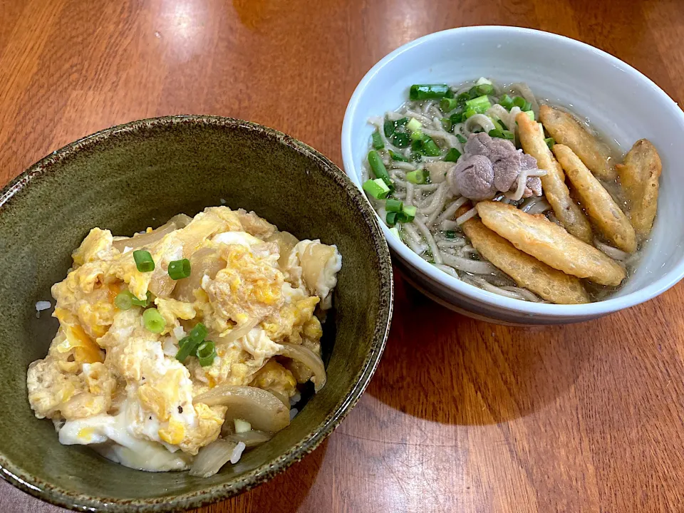 Snapdishの料理写真:休日昼ご飯は　親子丼と蕎麦|sakuramochiさん