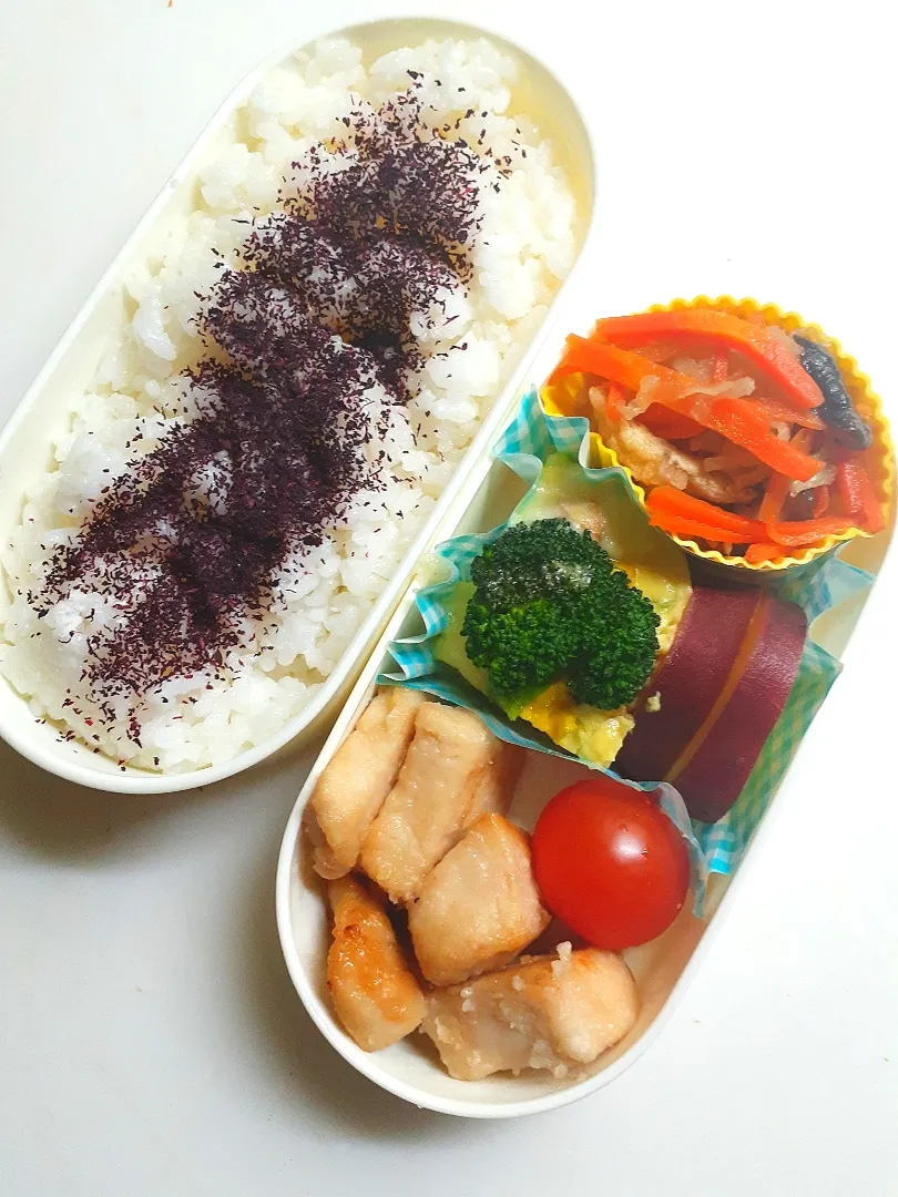 ☆中学生弁当☆ゆかりごはん、切干大根、薩摩芋レモン煮、オムレツ、唐揚げ、ミニトマト|ｼｮｺﾗさん