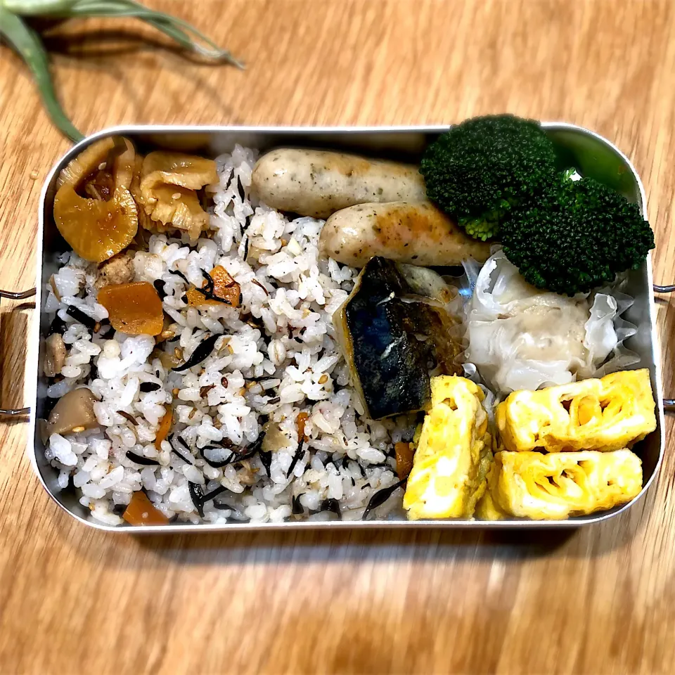 Snapdishの料理写真:サラ弁　　　　　　　　　　　　　　　　　ひじき飯　塩サバ　卵焼き|じゅんさんさん