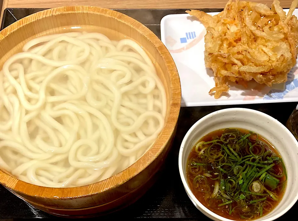 遅めの麺好きランチは                                釜揚げうどん2玉・野菜かき揚げ|mottomoさん