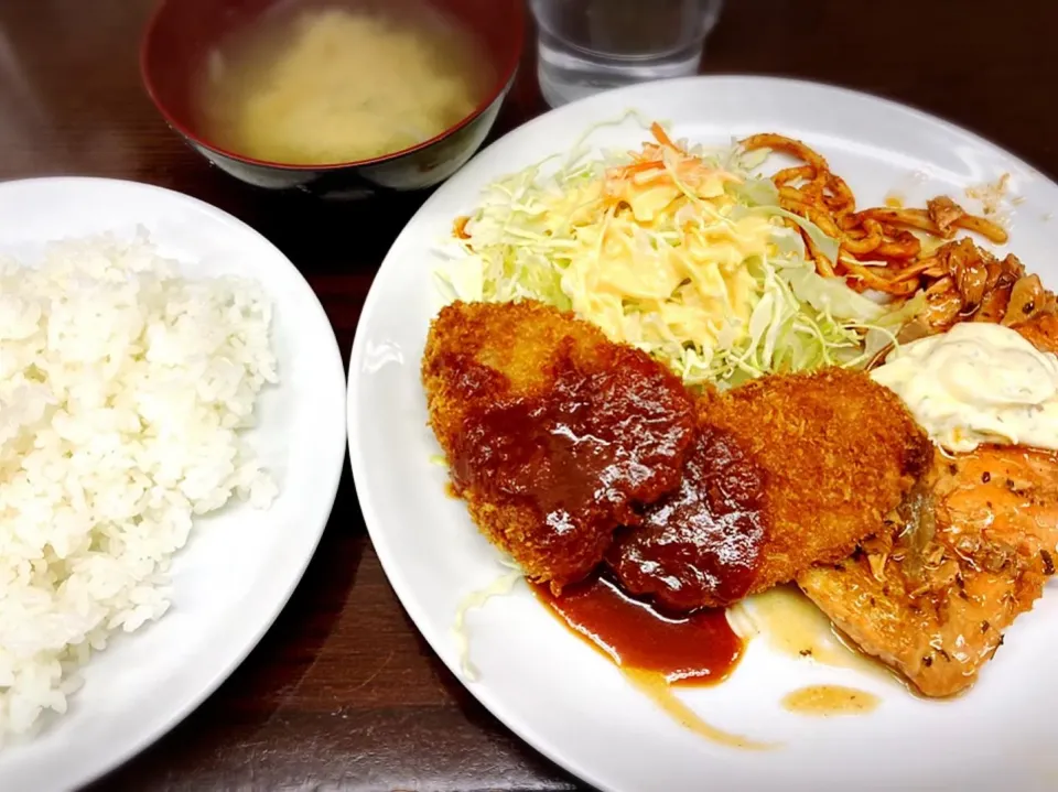 サービスランチ｛ヒレカツ＆サケのバター焼き ¥750|Blue Moon Caféさん