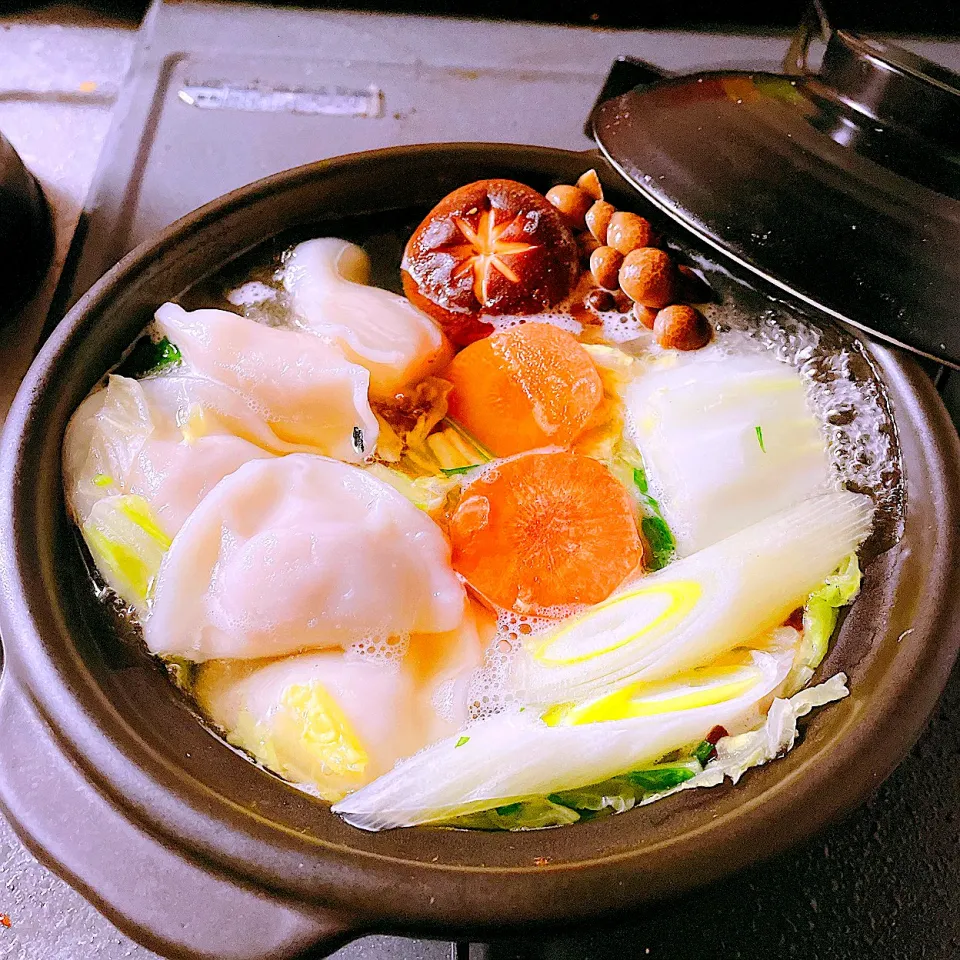 初の水餃子鍋🫕🥟　ポン酢で食べようかな😋|Sの食卓さん