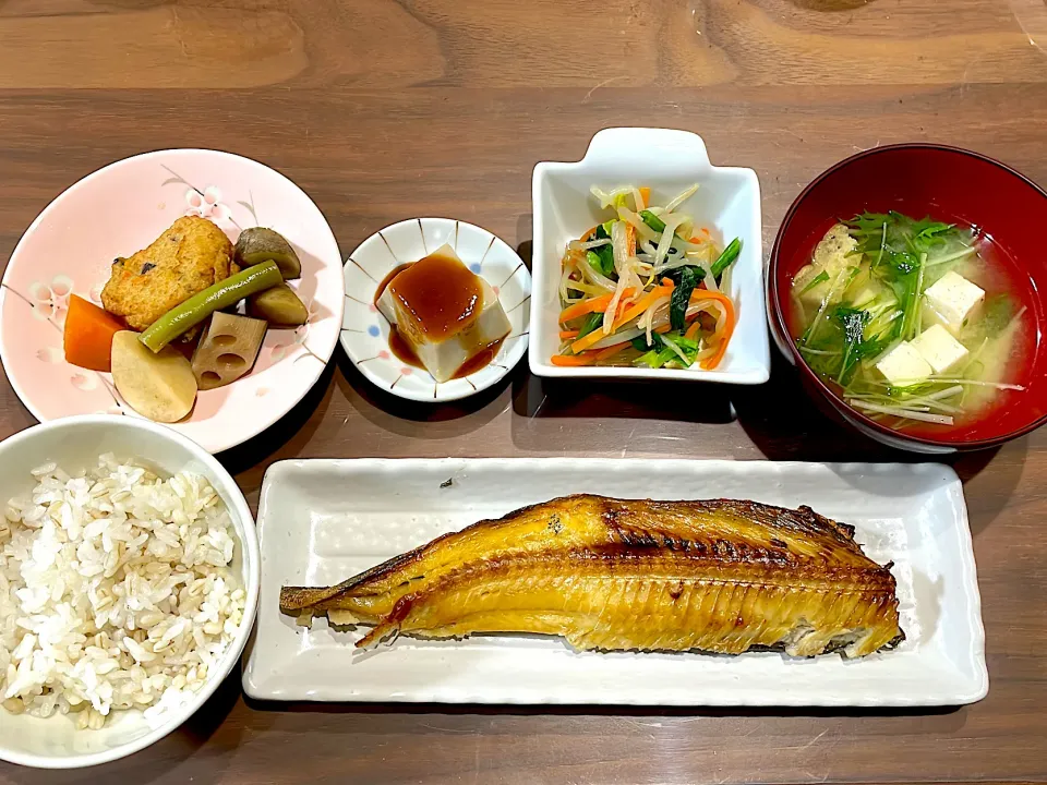 Snapdishの料理写真:ホッケの干物　水菜と豆腐の味噌汁　三色ナムル　胡麻豆腐　煮物|おさむん17さん