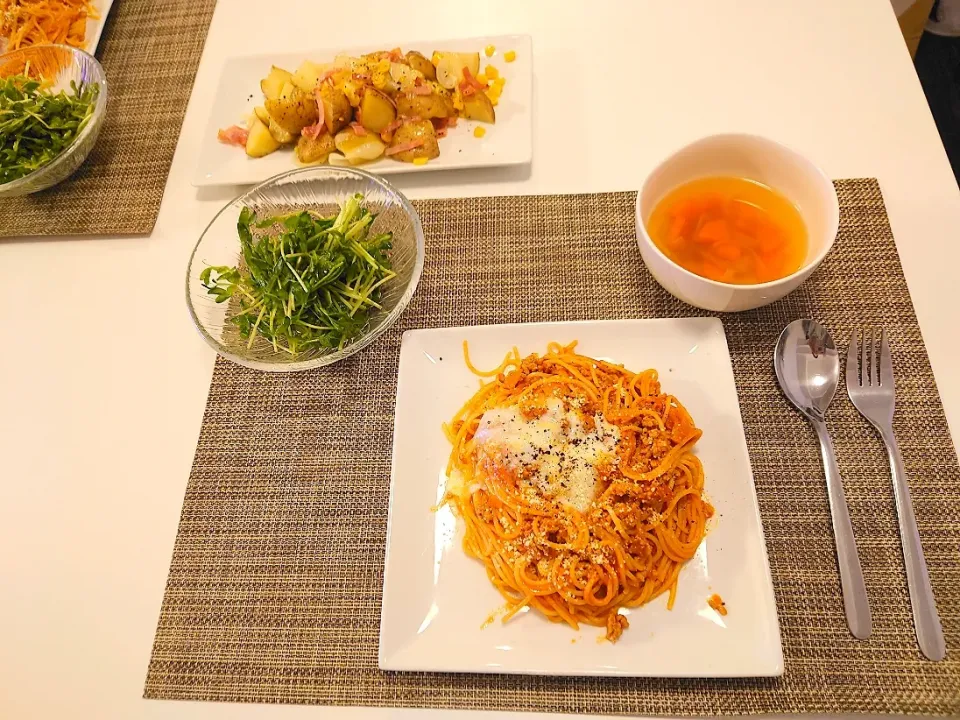 今日の夕食　トマトジュースのミトソース、豆苗サラダ、コンソメスープ、塩麹ジャーマンポテト|pinknari🐰🌈さん