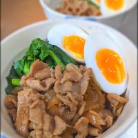 クックルンの小松菜と豚肉の甘辛煮込み丼