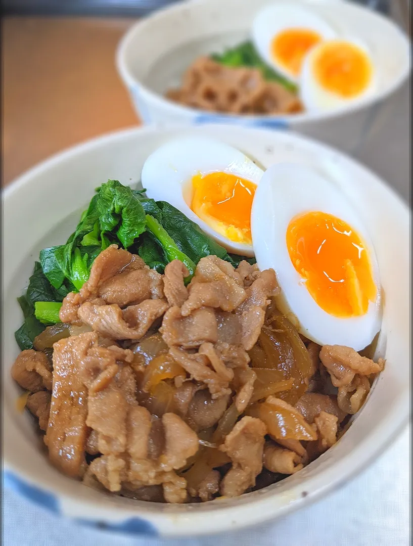 クックルンの小松菜と豚肉の甘辛煮込み丼|ごるびーさん