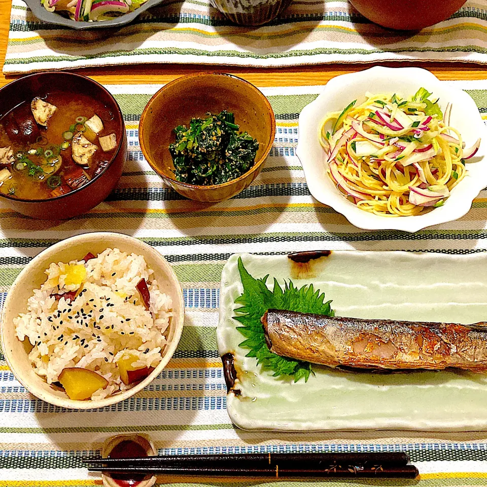 さんまの塩焼き、パスタサラダ、ほうれん草の胡麻和え、さつまいもご飯、味噌汁(茄子、茗荷)|ツインうさぎさん