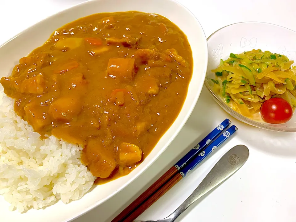 Snapdishの料理写真:豚ブロりんごカレー　大根もやしきゅうりのさっぱりサラダ|ゆりえさん