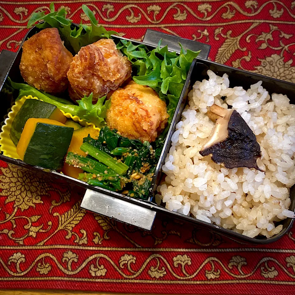 鶏からあげと、南瓜の煮物と、ほうれん草の胡麻和えと、椎茸ご飯弁当|もえさん