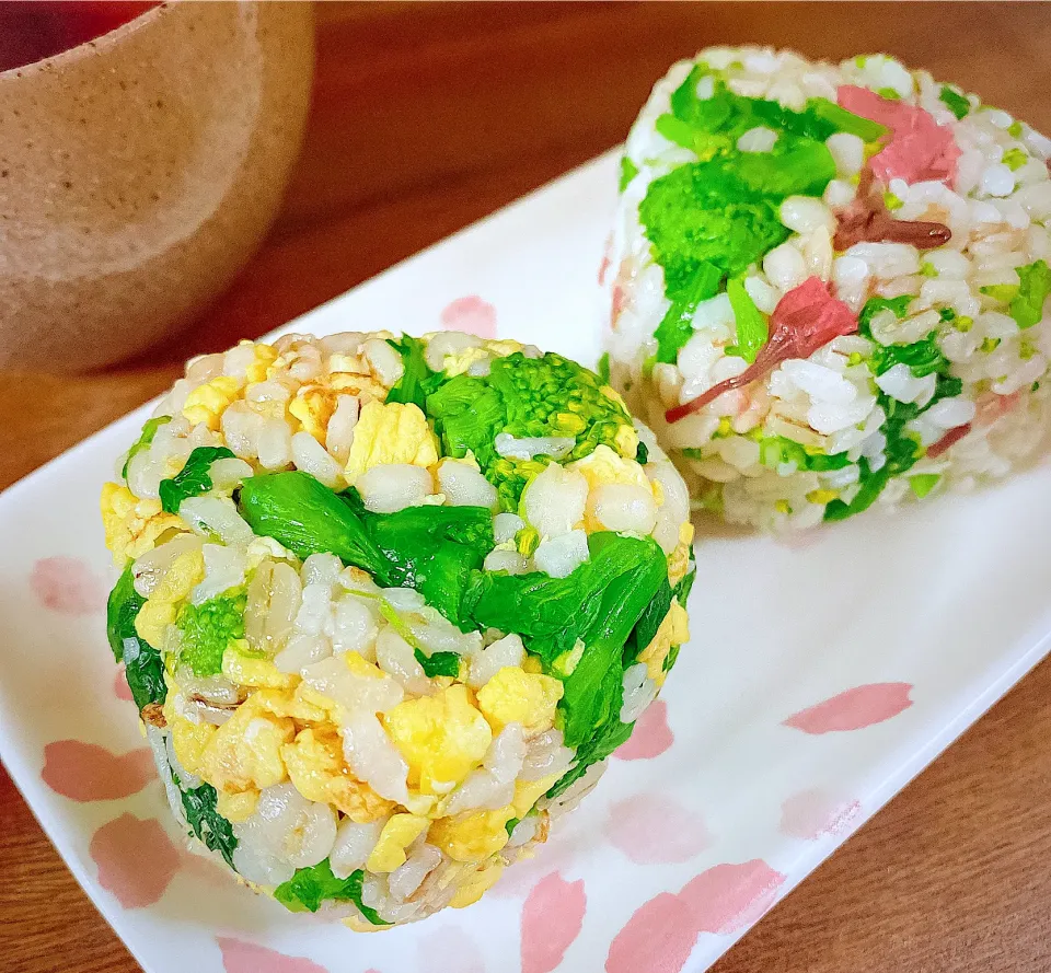 アッチさんの料理 菜の花ごはんでおにぎり🍙with桜の塩漬け🌸おにぎり🍙|にゃんぺこさん