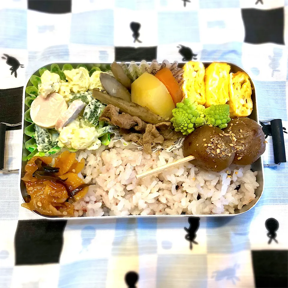 サラ弁　　　　　　　　　　　　　　　　　　玉蒟蒻煮　ポテトサラダ　肉じゃが　卵焼き|じゅんさんさん