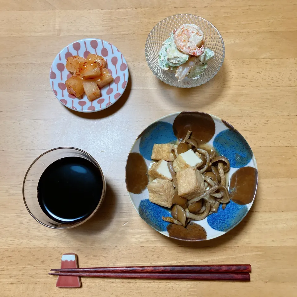 Snapdishの料理写真:厚揚げとなめこの煮物と海老とアボカド明太子マヨネーズ和え🦐🥑|ちゃみこさん