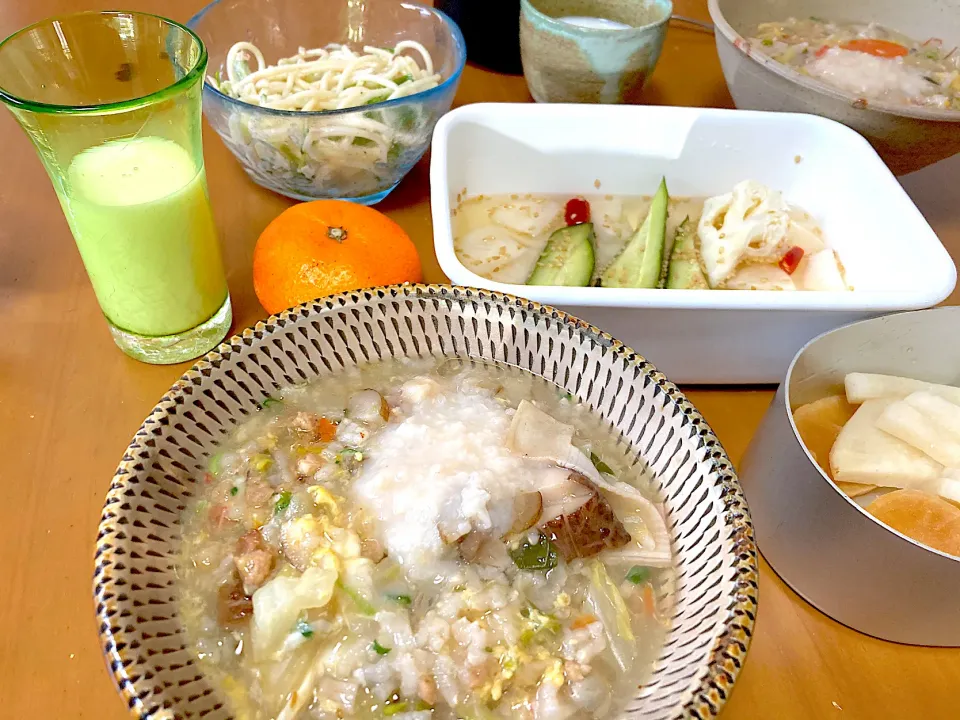 朝ごはん💙雑炊、おうち糠漬け、野菜のマリネ、スパサラ、みかん、飲むヨーグルト|さくたえさん