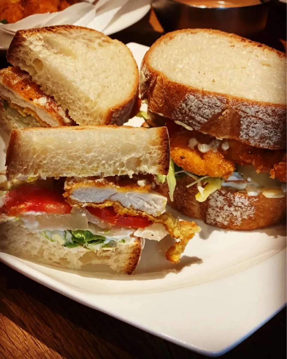 Lunch #lunch #lunch 
Freshly Made Fried Breaded Chicken Sandwich 🥪 with lettuce ,Tomato, Spiced Mayonnaise Gherkins , with a Tomato Salad 
#chicken #sandwich #|Emanuel Hayashiさん