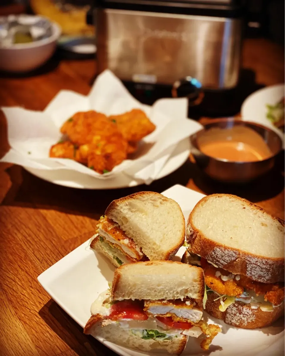 Lunch #lunch #lunch 
Freshly Made Fried Breaded Chicken Sandwich 🥪 with lettuce ,Tomato, Spiced Mayonnaise Gherkins , with a Tomato Salad 
#chicken #sandwich #|Emanuel Hayashiさん