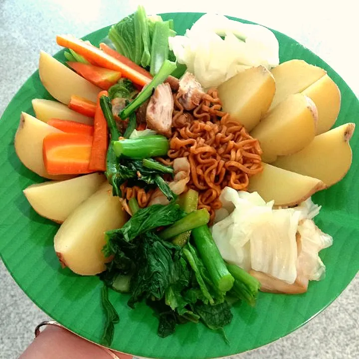 Rebusan Sayur2an 🥦🥬🥕🥔🍗|jenong😁さん