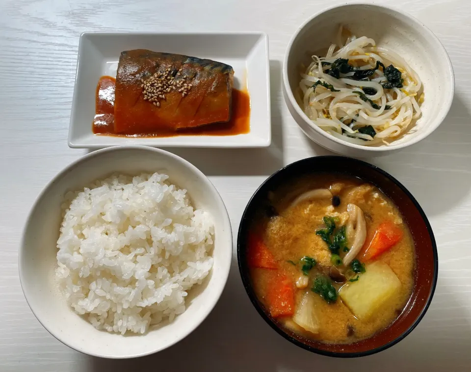 鯖のごまみそ煮＊しめじと油揚げの味噌汁＊もやしと大葉のポン酢和え|ぽぷらさん