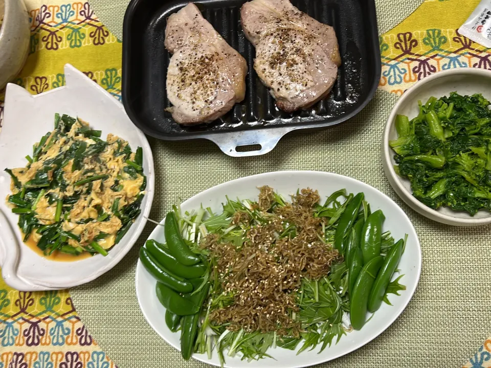 豚ロース塩こしょう焼き、じゃこのせグリーンサラダ、ニラたま、菜の花からし和え|peanutsさん