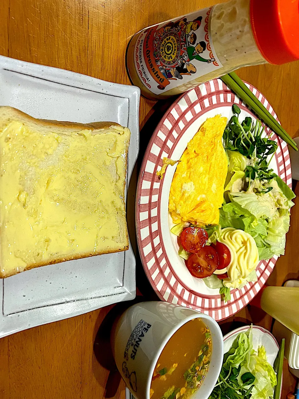 映画 妖怪人間ベム を観ながら #夕飯　焼いた食パン、ふわふわオムレツ、レタス豆苗トマトサラダ(マヨ、あのドレッシング)、春雨坦々風スープ|ms903さん