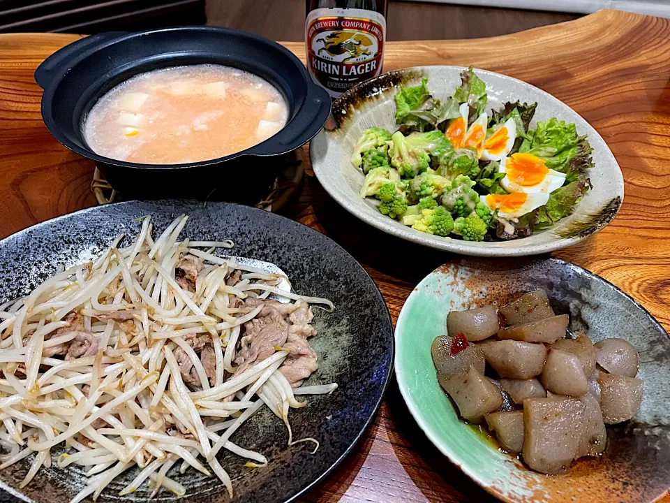 Snapdishの料理写真:2022.2..22 豚こま肉ともやしの生姜炒め🍻🍻🍻|ゆみずさん