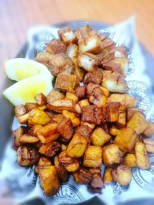 Snapdishの料理写真:chicharrón carnudo con plátano maduro|daniel julian retamozo reyさん