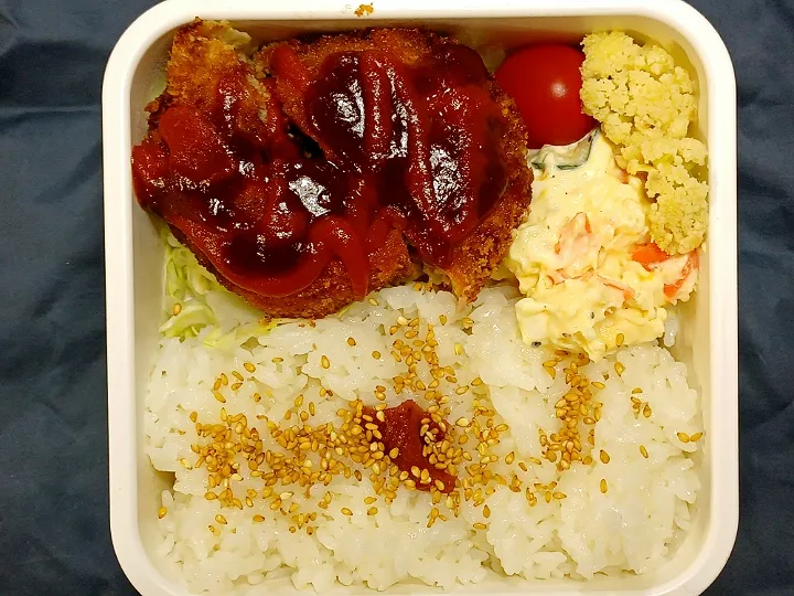 Snapdishの料理写真:キャベツの上のメンチカツ弁当|ぱいんてーるさん