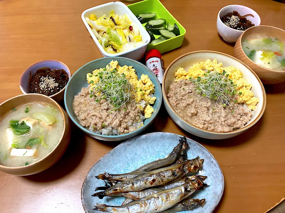 そぼろ丼、焼きししゃも、厚揚げのお味噌汁、黒酢もずく、自家製の浅漬けと糠漬け꒰ ♡´∀`♡ ꒱|さくたえさん