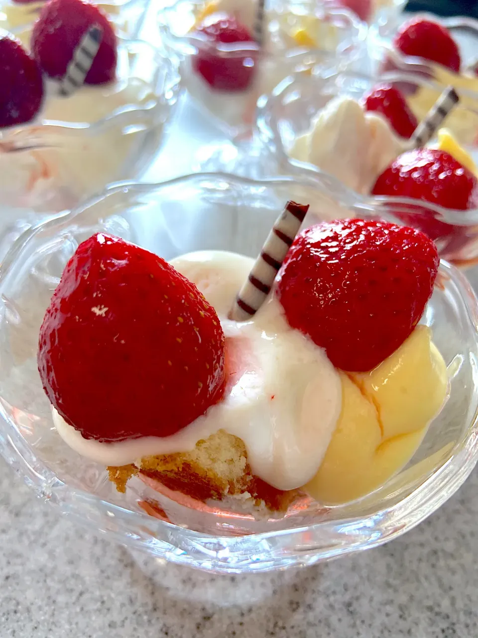 Snapdishの料理写真:小さないちごパフェ🍓スポンジケーキにいちごのプリザーブ、マスカルポーネ、カスタードクリームのせ✨|てんてんさん