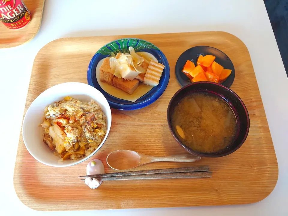 今日の昼食　生姜煮鯖の卵とじ丼、厚揚げの煮物、大根のコチュジャン和え、大根とわかめの味噌汁|pinknari🐰🌈さん