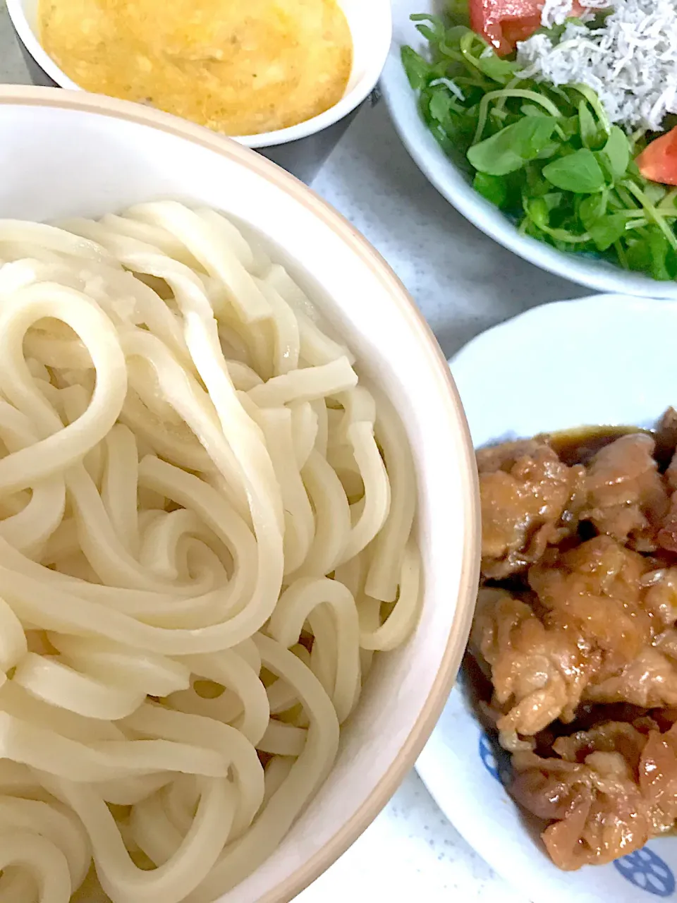 Snapdishの料理写真:うどん、豚肉甘辛煮、長芋とろろ、サラダ|まみみさん