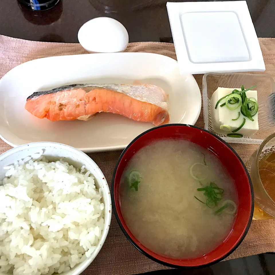 Snapdishの料理写真:焼鮭、納豆、たまご、あさりの味噌汁|純さん