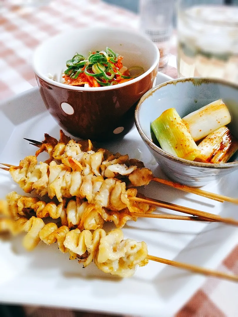 Snapdishの料理写真:居酒屋メニューのような鶏皮串焼きが晩ごはん|mikeyさん