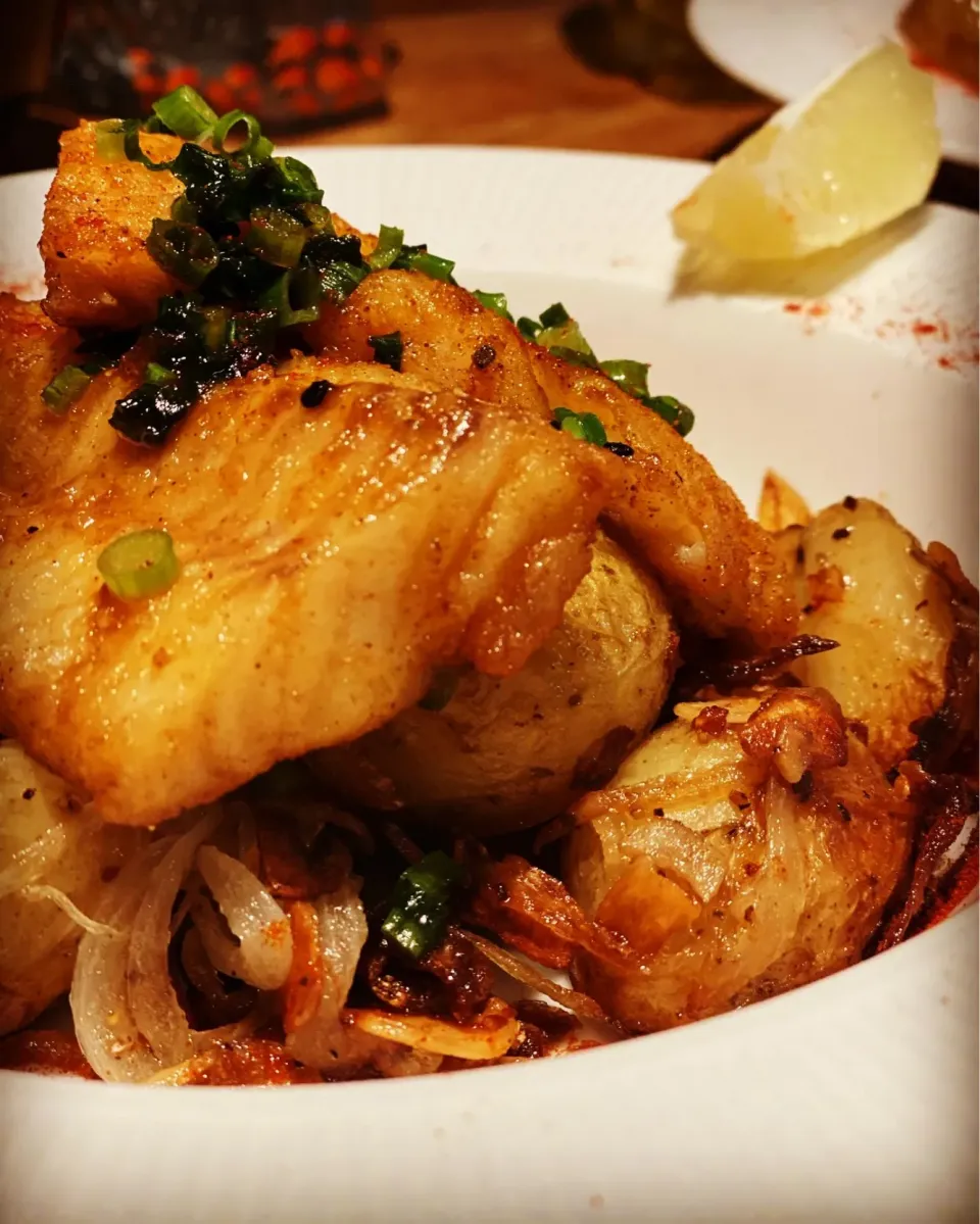 Dinner My ! My ! My ! 
If you love Garlic 🧄 you will love this 
Pan Fried Tara Fish Fillets in butter , with oyster soy Sauce and chives 
Garlic Butter Sautéed|Emanuel Hayashiさん