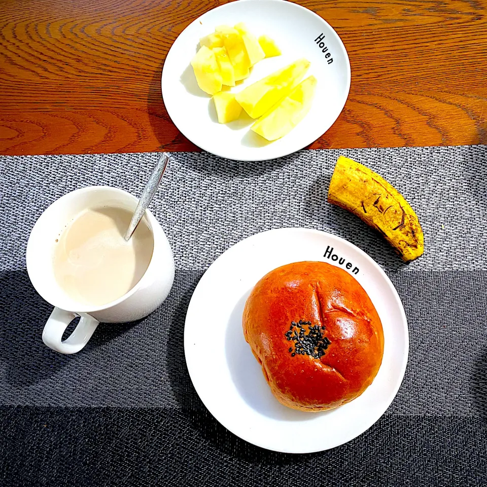 Snapdishの料理写真:2月 23日　朝ごはん　あんぱん、カフェオレ、林檎、バナナ、チーズ|yakinasuさん