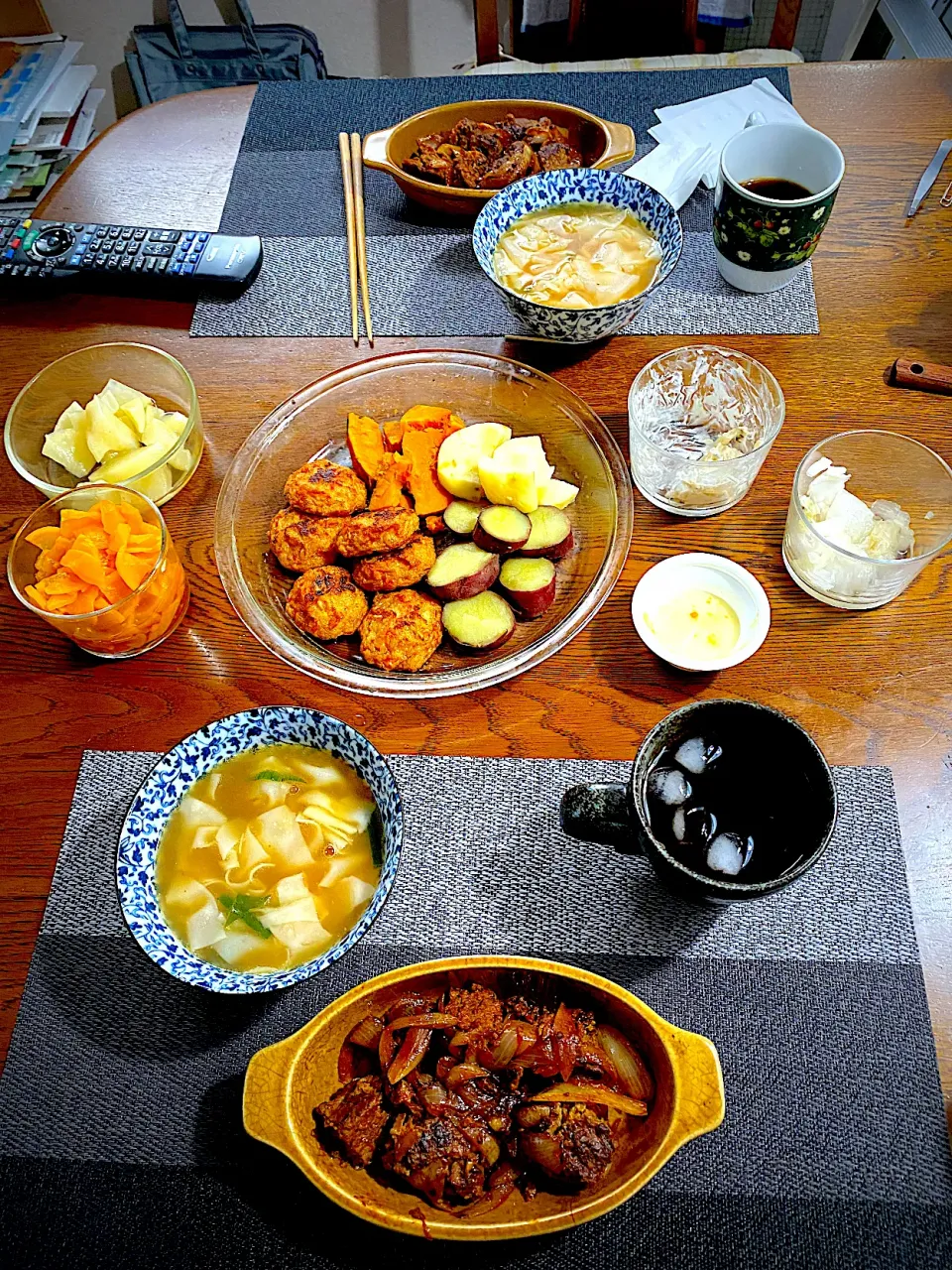 ミートローフと玉ねぎのケチャップソース煮、蒸し野菜、ワンタンスープ、常備菜、漬物|yakinasuさん