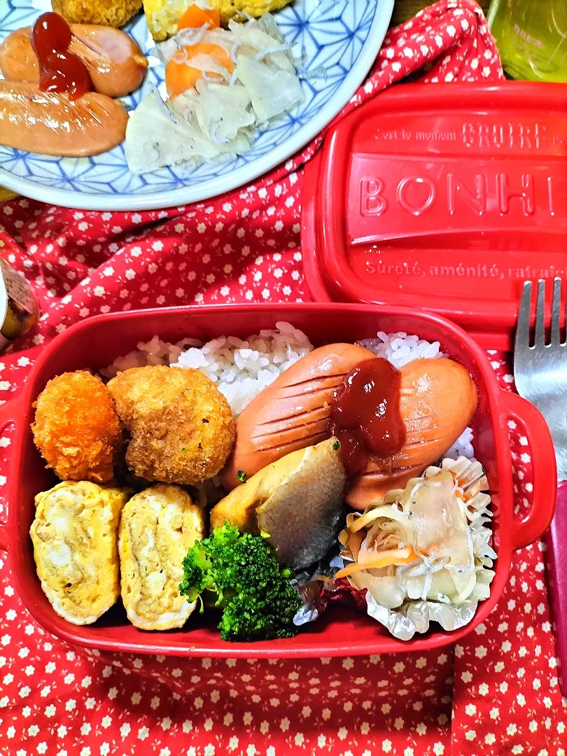 私弁当🍱
　玉子焼き　ブリ塩焼😆|miimiさん