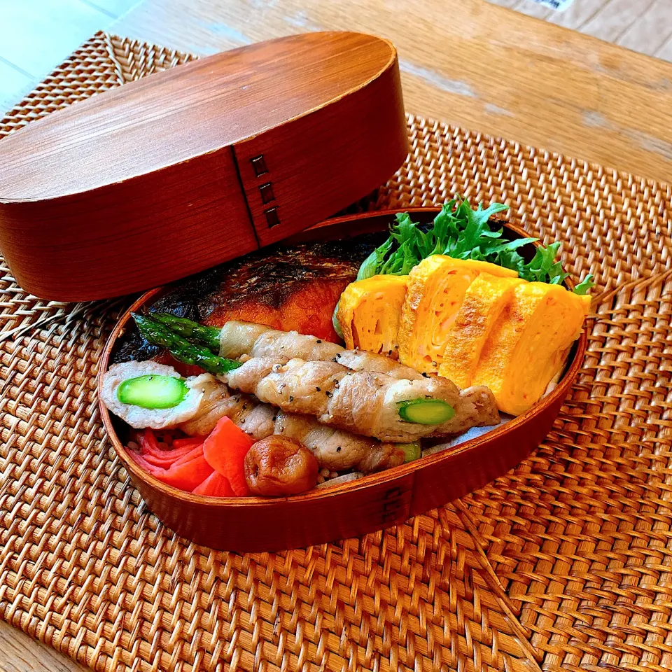 焼鮭とアスパラ肉巻のっけ弁当✴︎|あやみんさん