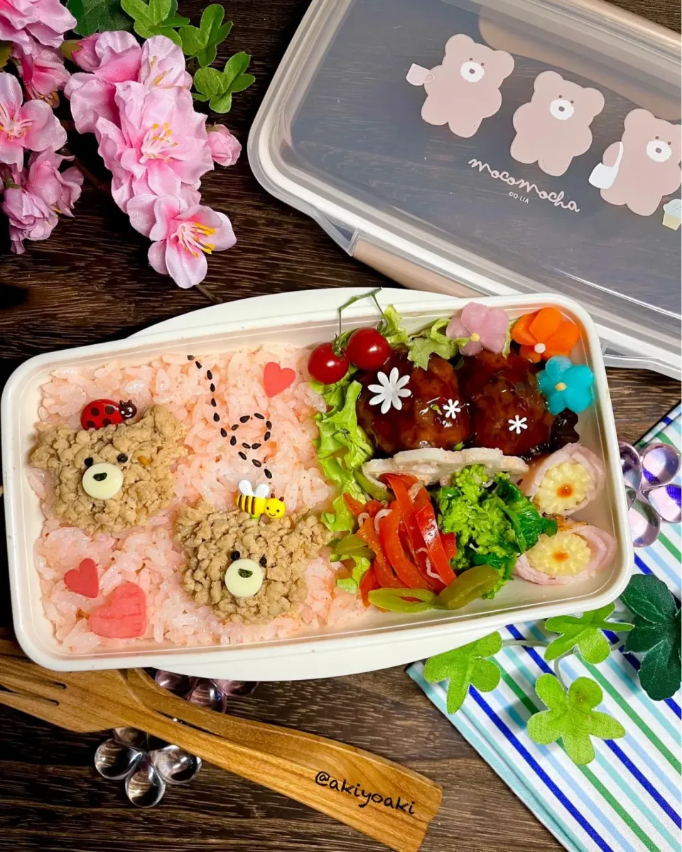 クマさんそぼろ弁当|Akiyoෆ¨̮⑅さん