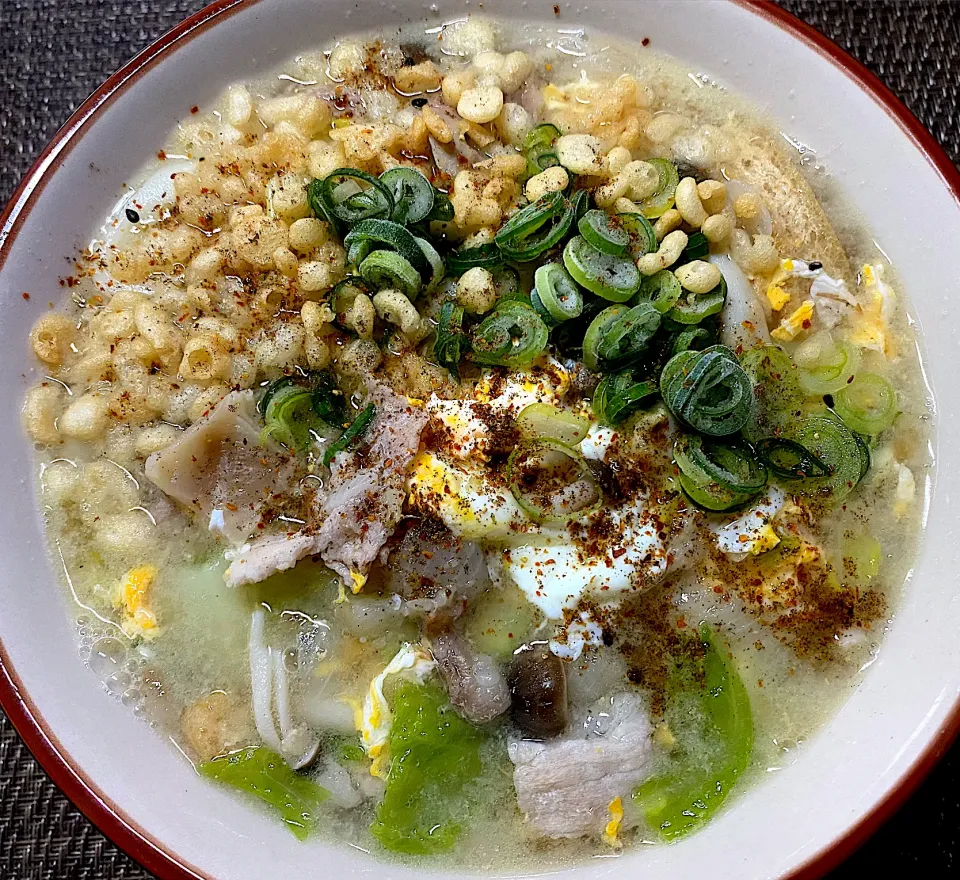 おでん由来の肉肉卵とじ生姜うどん|すくらんぶるえっぐさん